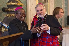 Ein Geschenk aus Tansania: Bischof Michael Msonganzila aus der Diözese Musoma (links) bedankte sich beim Eichstätter Bischof Gregor Maria Hanke für die Gastfreundschaft. pde-Foto: Anita Hirschbeck