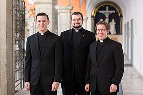 Drei Kandidaten werden am Samstag, 21. April, in Eichstätt zu Priestern geweiht: (von links) Michael Polster, Thomas Rose und Simon Heindl. pde-Foto: Anika Taiber-Groh