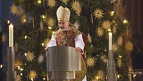 Bischof Gregor Maria Hanke im weihnachtlich geschmückten Dom zu Eichstätt