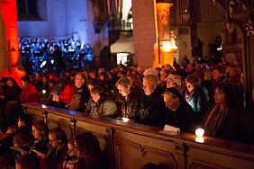 Wie in den vergangenen Jahren kamen zahlreiche Menschen zur Nacht der Lichter. Die Organisatoren gehen von rund 2500 Besuchern aus. pde-Foto: Anita Hirschbeck