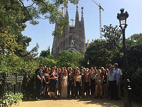 Die Eichstätter Jugendkantorei vor der Basilika Sagrada Familia in Barcelona. pde-Foto: Christian Heiß.