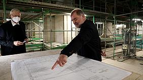 Architekt Hermann Keim mit dem Domplan