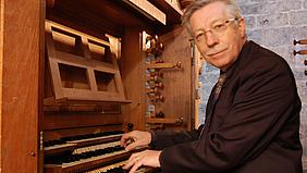 Christian Bacheley an der Orgel