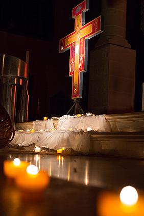 Während der Nacht der Lichter schmückten Hunderte von Kerzen den Eichstätter Dom. pde-Foto: Anita Hirschbeck