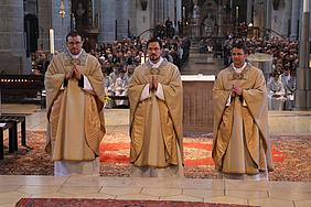 Thomas Attensberger, Kilian Schmidt und Robert Willmann (von links) wurden im Eichstätter Dom zu Priestern geweiht. pde-Foto: Norbert Staudt