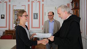 Bischof Gregor Maria Hanke überreicht Deborah Hödkte die Ernennungsurkunde zur Domkantorin