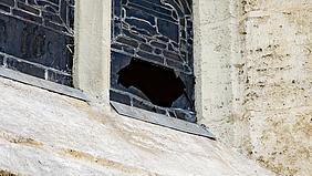 Das eingeworfene Glasfenster an der Nordfassade des Eichstätter Doms. Foto: Johannes Heim